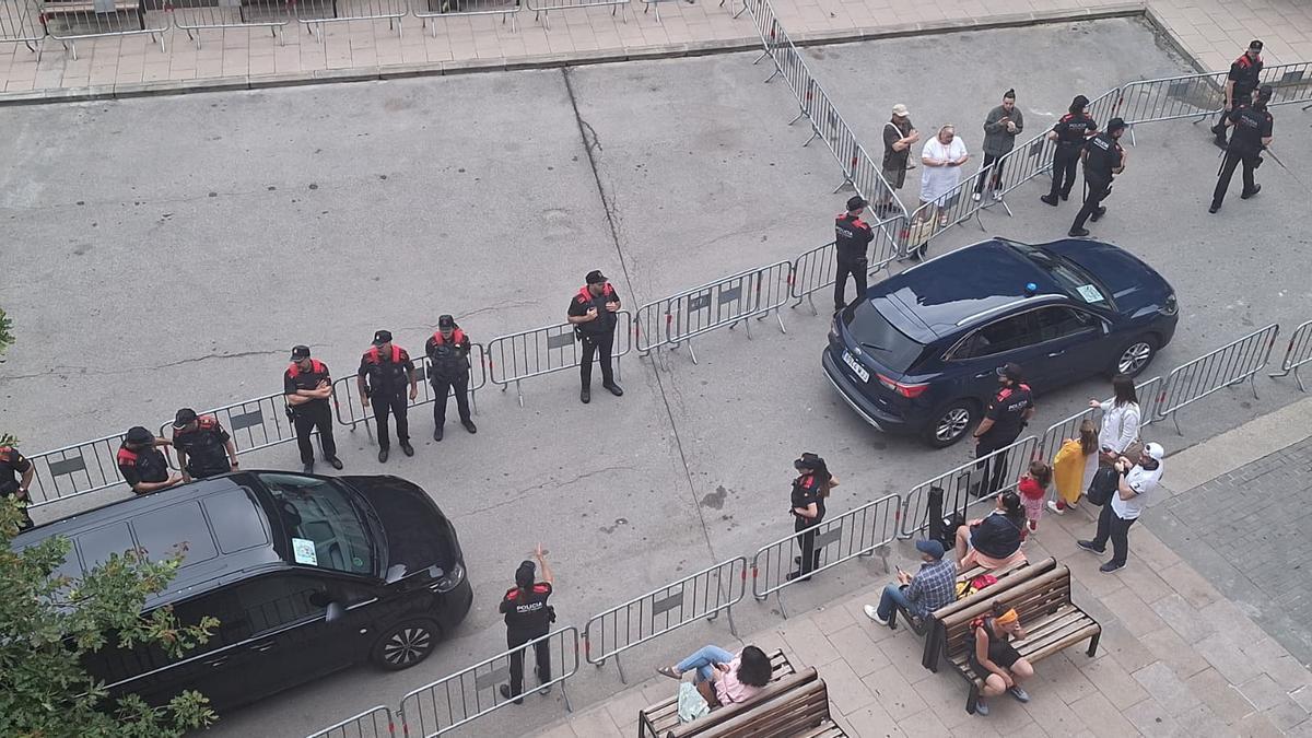 Agents dels Mossos en una plaça de la Creu plena de tanques, aquest dimecres al matí