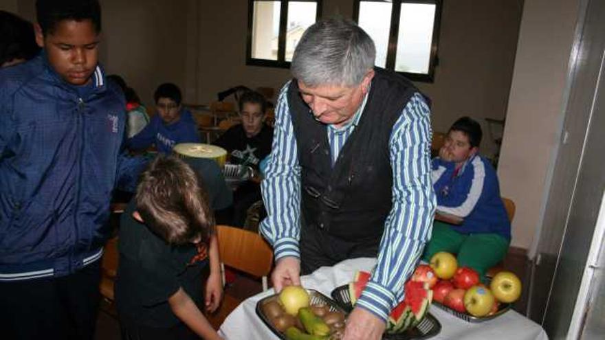 Los alumnos de Castropol reciben consejos para mejorar su desayuno