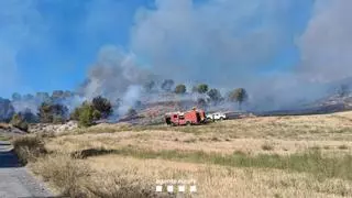 Els Bombers continuen treballant sobre els punts calents de l'incendi d'Alfarràs, que ha afectat 90 hectàrees