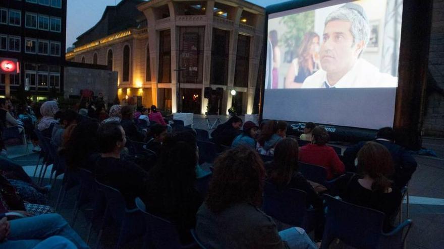 Asistentes a la proyección en la plaza de la Gesta, en la noche de ayer.