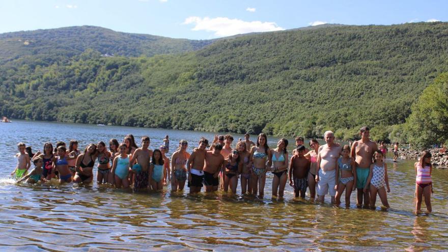 Jóvenes del campamento de Sejas de Sanabria en el Lago de Sanabria. | Araceli Saavedra