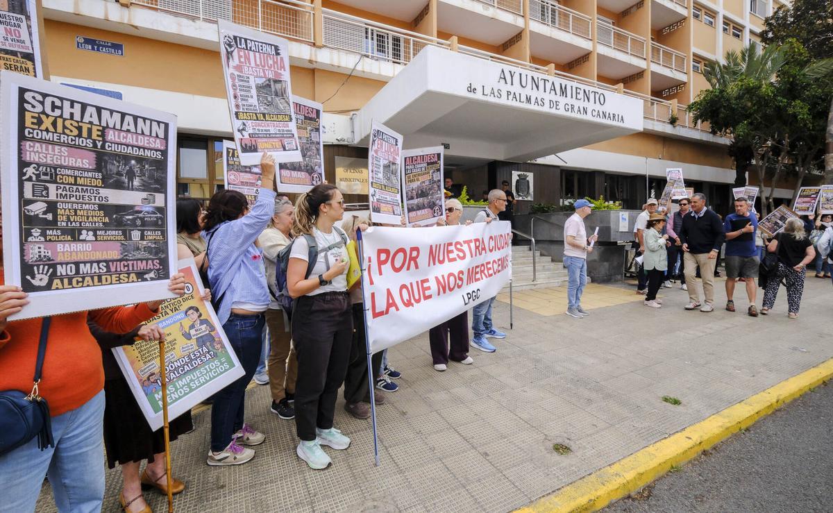 Protesta de asociaciones de vecinos ante el Ayuntamiento de Las Palmas de Gran Canaria