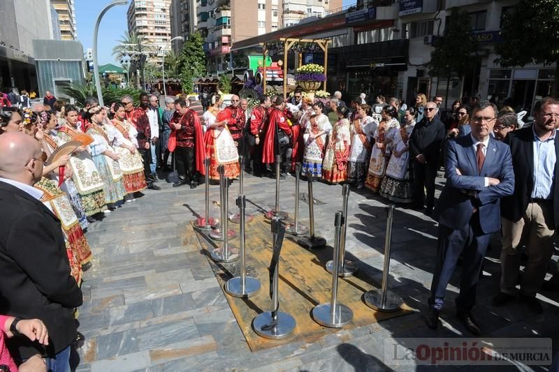 Concentración en la Avenida de la Libertad por la quema de la escultura floral