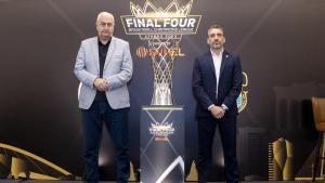 Dragan Sakota e Ibon Navarro posan junto al título de la BCL.