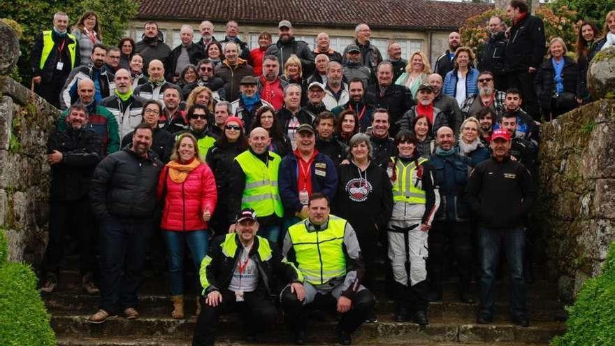 Foto de grupo de participantes en el Encuentro Grandes Viajeros, el domingo, en el Pazo de Oca.// Pablosv26