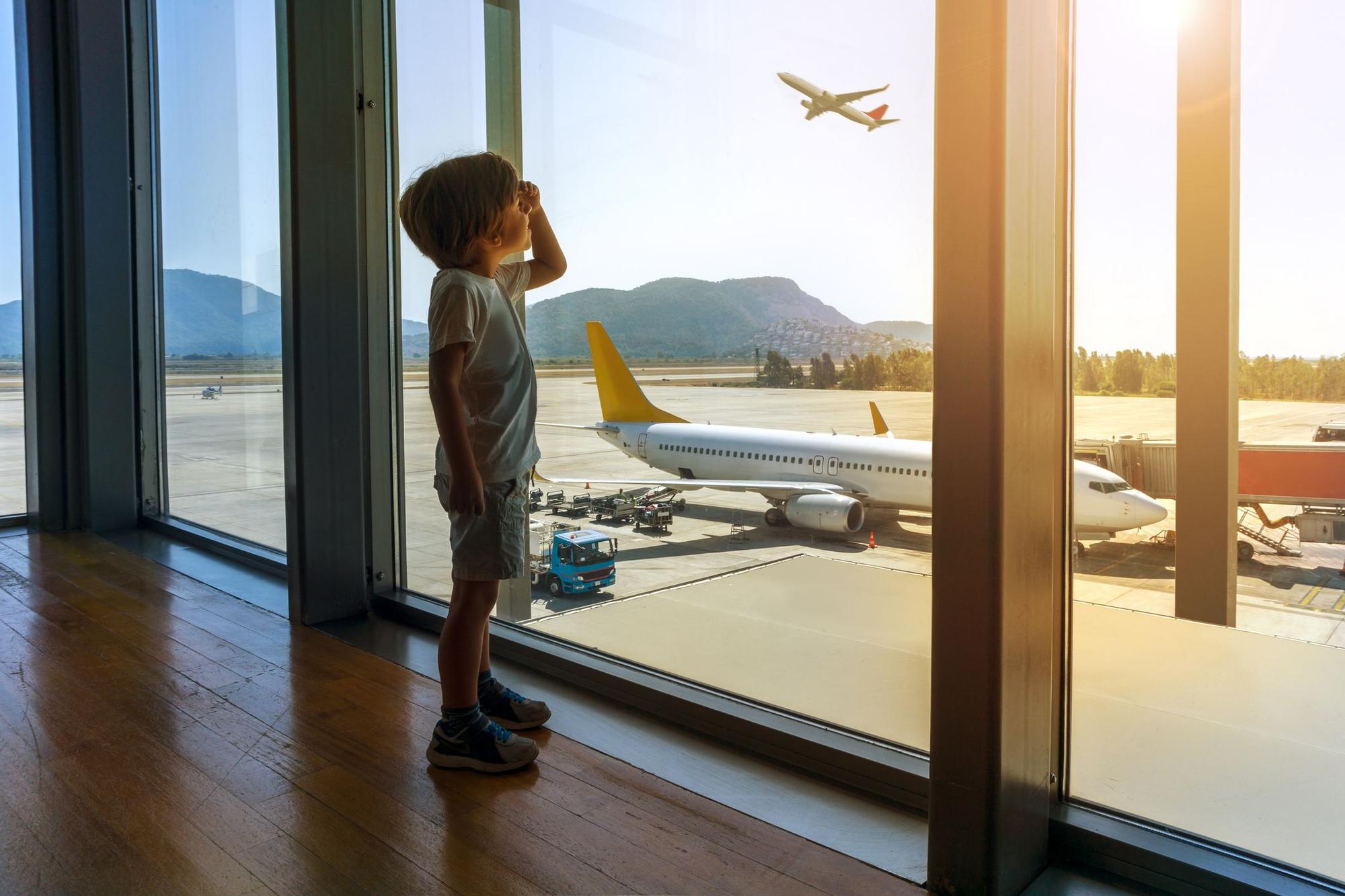 ¿A qué edad se puede viajar solo en avión sin autorización?