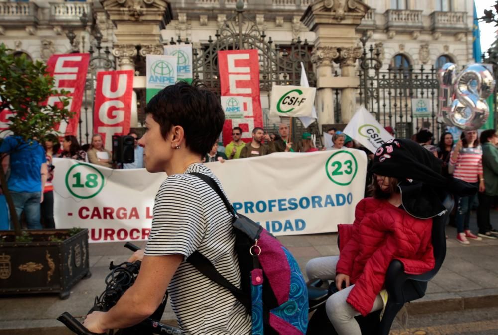Los docentes asturianos se manifiestan en Oviedo