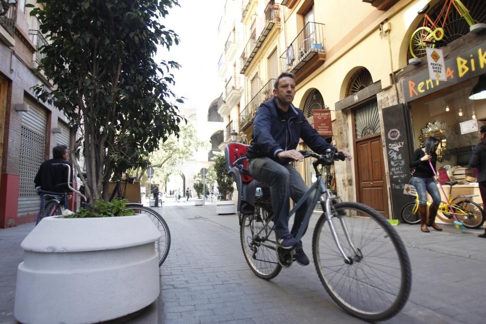 Bicis y peatones toman la calle Serranos.