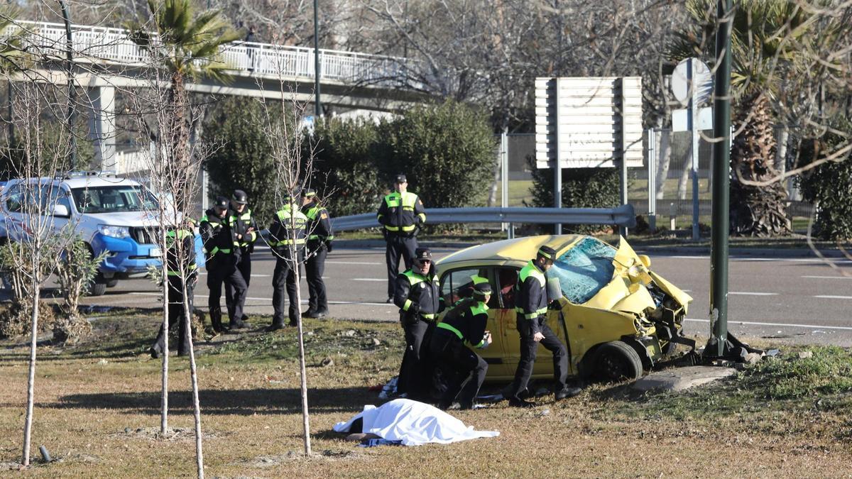 Accidente mortal en Zaragoza en avenida Pirineos. Un turismo contra una farola. Posible infarto anterior.