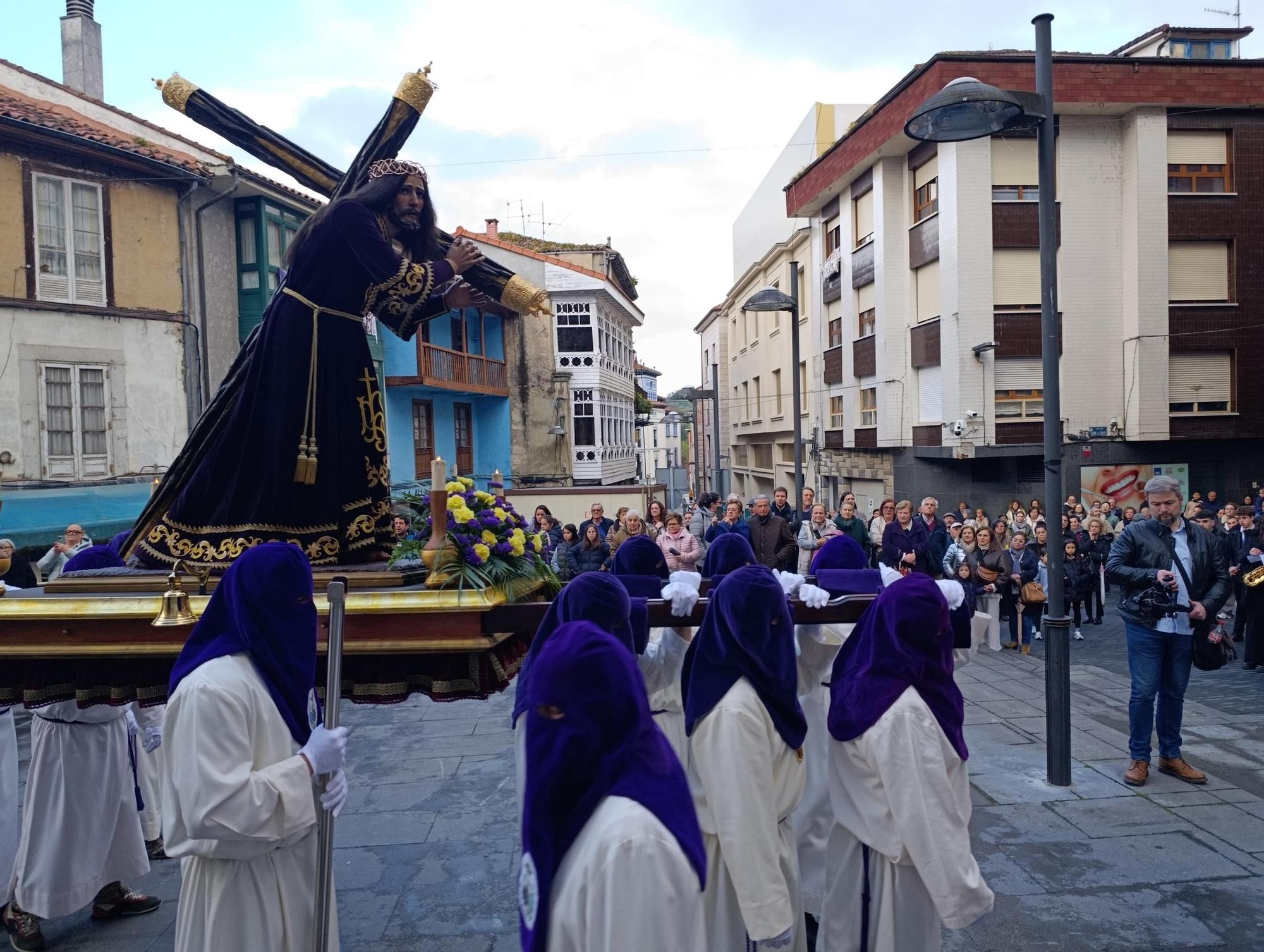 El Nazareno y la Virgen Dolorosa emocionan en Grado