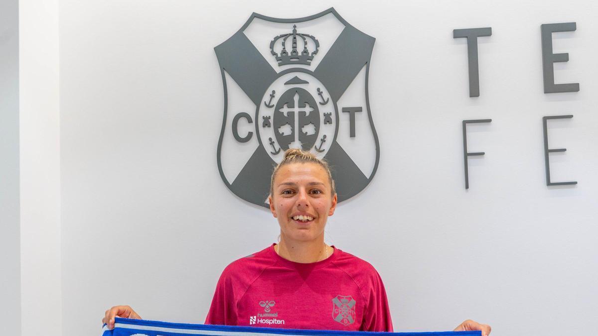 Aithiara Carballo, sonriente tras su renovación.