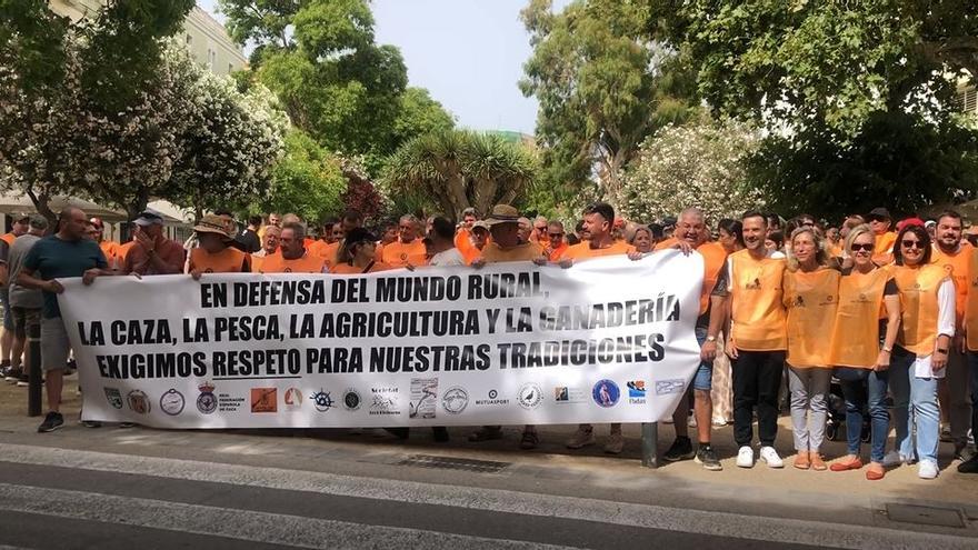 Unas 200 personas se manifiestan en Ibiza contra la Ley de Bienestar Animal que prepara el Gobierno