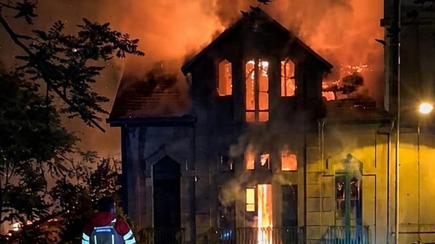 Un voraz incendio calcina  de madrugada la antigua Casa de Baños de Ourense