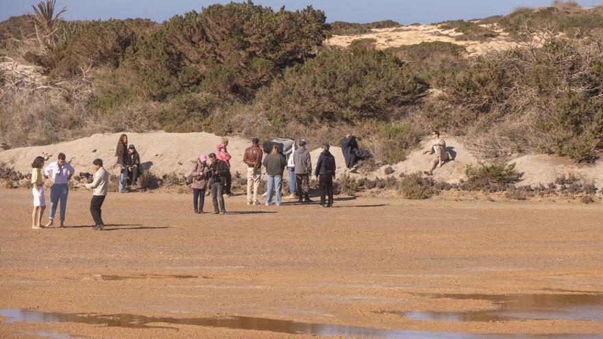 Equipo de fotógrafos y modelos invadiendo los estanques salineros en Formentera.