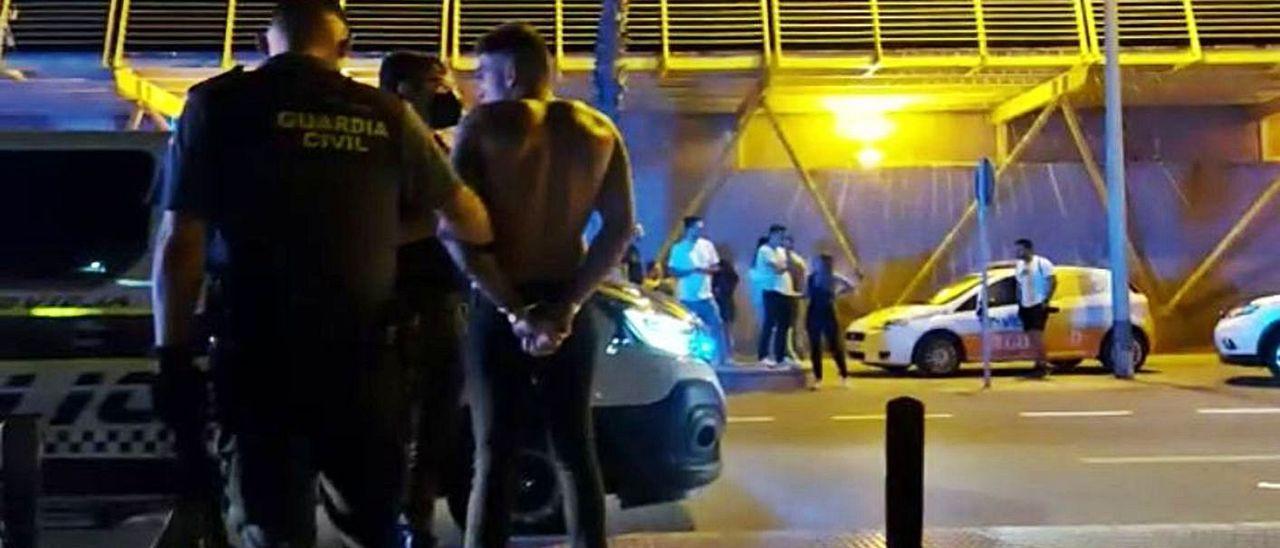 La Guardia Civil, con el conductor esposado y sin camiseta, tras el suceso.