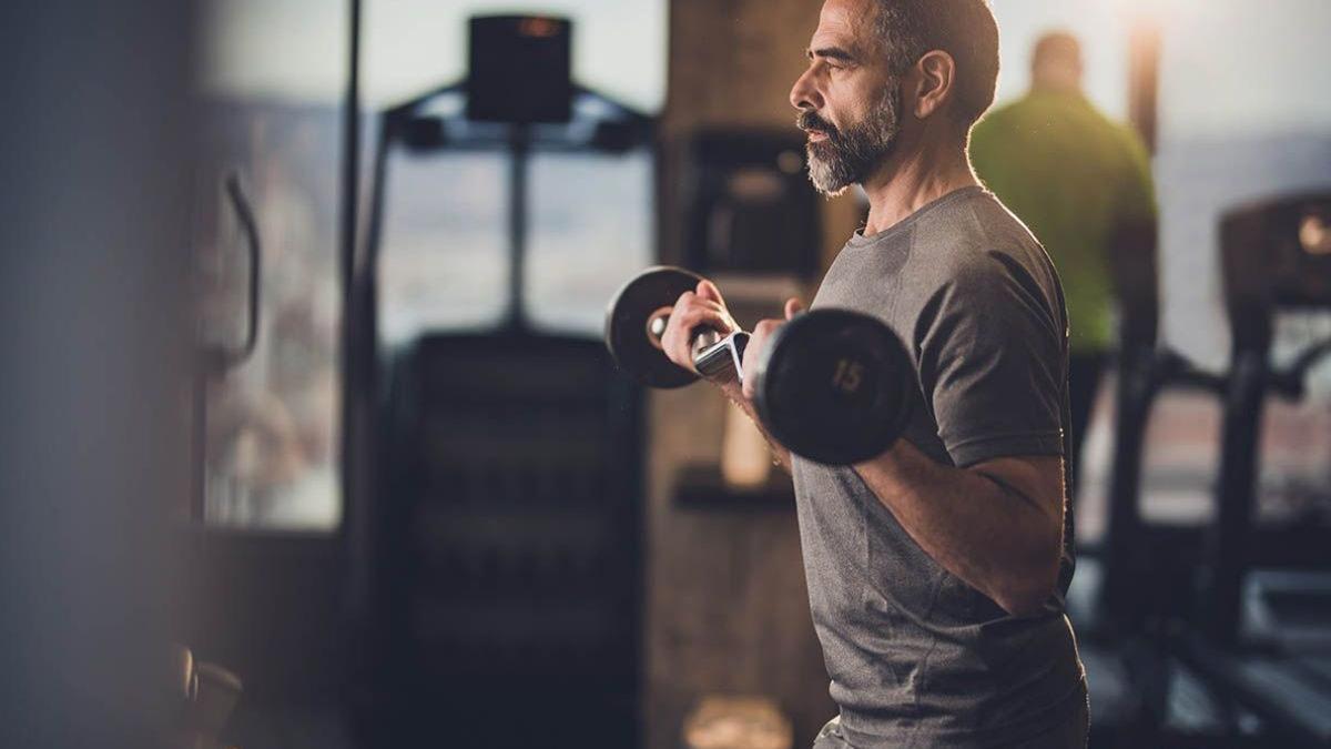 Más allá de los 40 años, el entrenamiento de fuerza no solo es beneficioso, sino esencial para mantener un cuerpo sano y en forma.