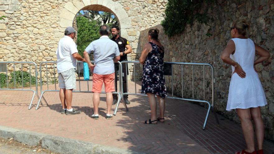 Turistes inentant accedir a Sant Martí d&#039;Empúries el divendres passat