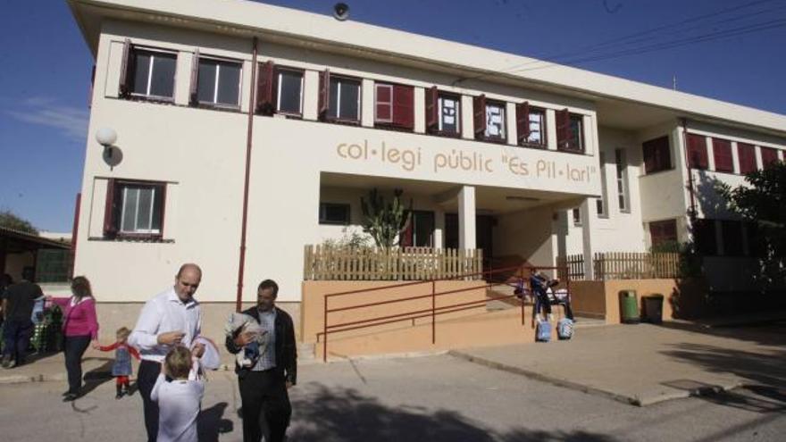 El Director del centro escolar quiere que, entre otros, los ex alumnos se sumen al festejo.