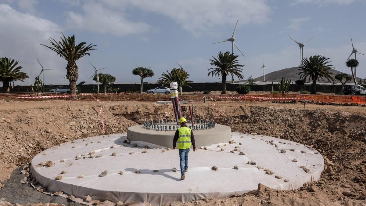 Obras de construcción de un parque eólico en Gran Canaria.