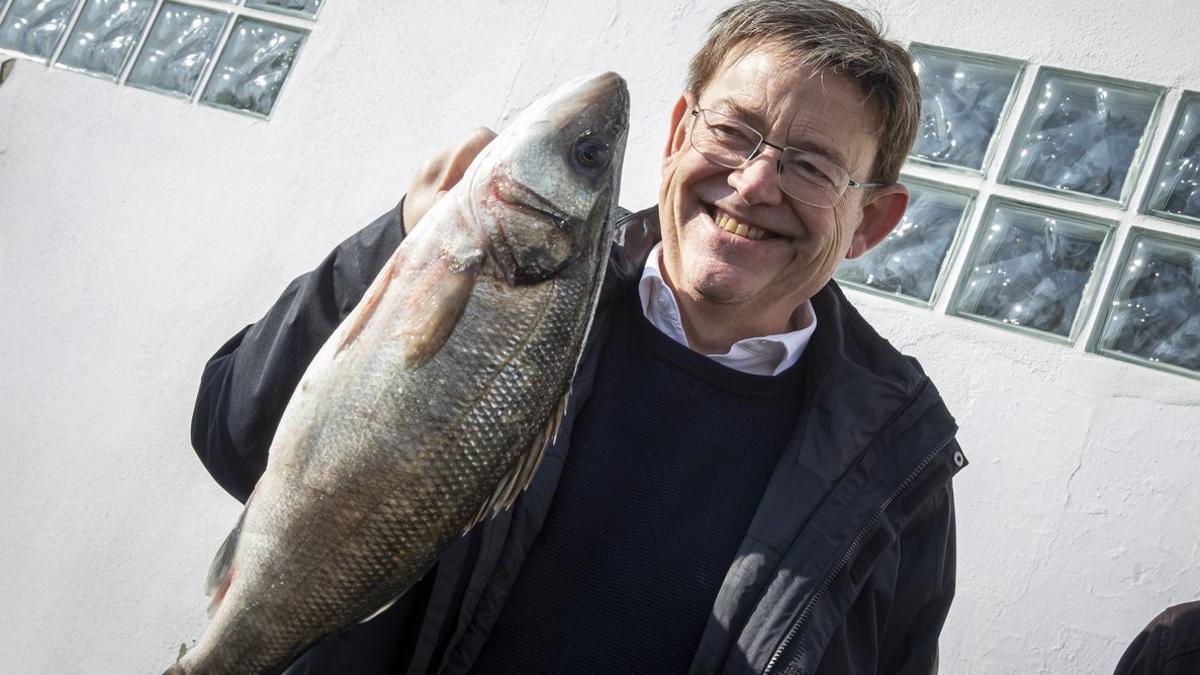 El presidente valenciano, Ximo Puig, en su visita a la cofradía de pescadores de El Palmar en L'Albufera.