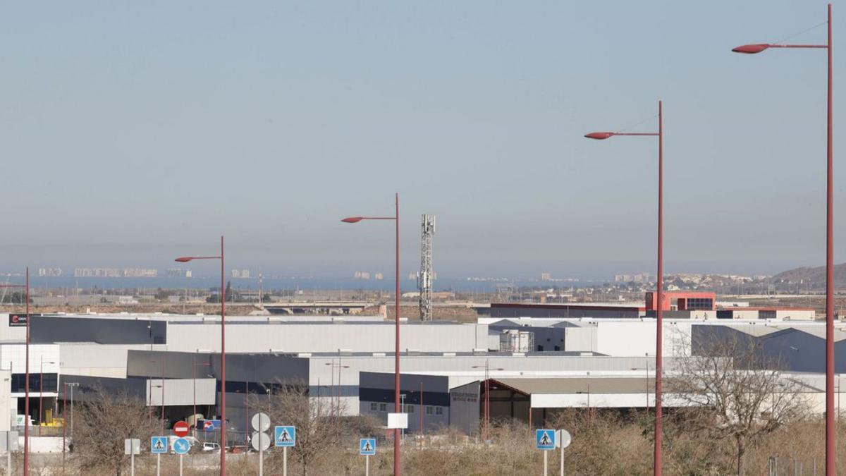 Imagen de archivo del Polígono Industrial de Los Camachos en Cartagena, al fondo el Mar Menor.  | IVÁN URQUIZAR