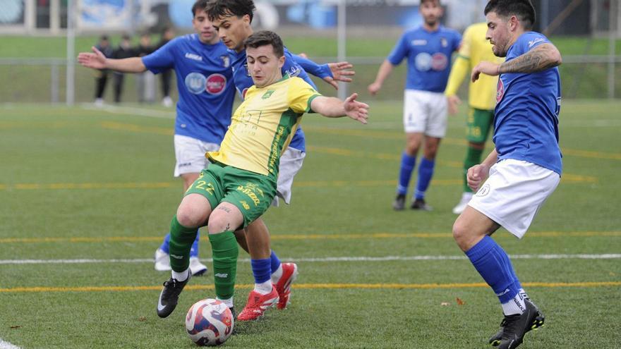 Brais disputa un balón rodeado de contrarios, ayer, en el Sporting-Arcade. | Bernabé/Javier Lalín