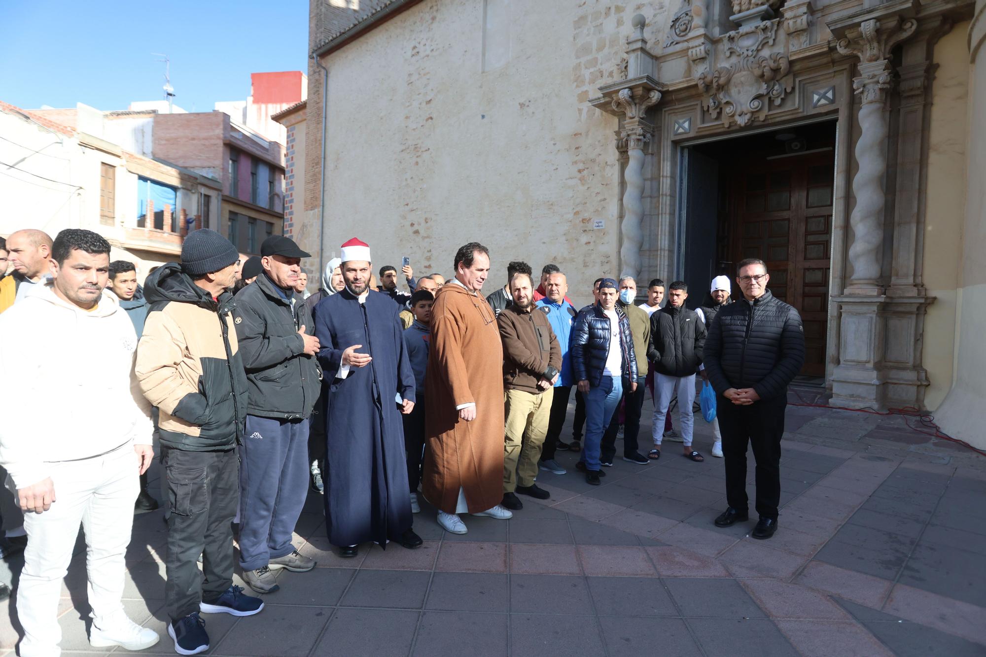 Acto conjunto del Centro Islámico de Torrent, el párroco de la iglesia de La Asunción y el alcalde.