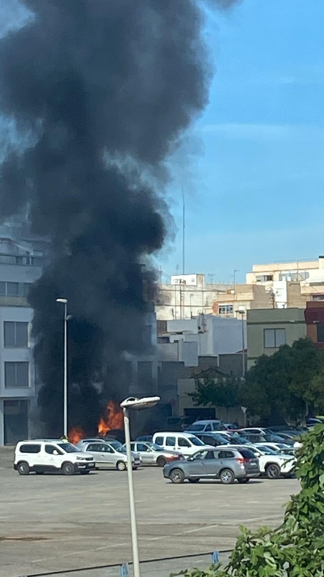 Imágenes del incendio: Un coche calcinado en Almassora
