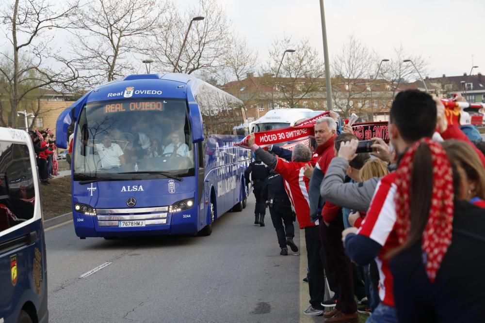 Derbi asturiano: Llegada de aficionados y los autobuses de los equipos a El Molinón