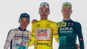 El ciclista estadounidense Brandon McNulty (UAD) celebra en el podio tras la última etapa de la Volta valenciana, en la que conquistó el maillot amarillo
