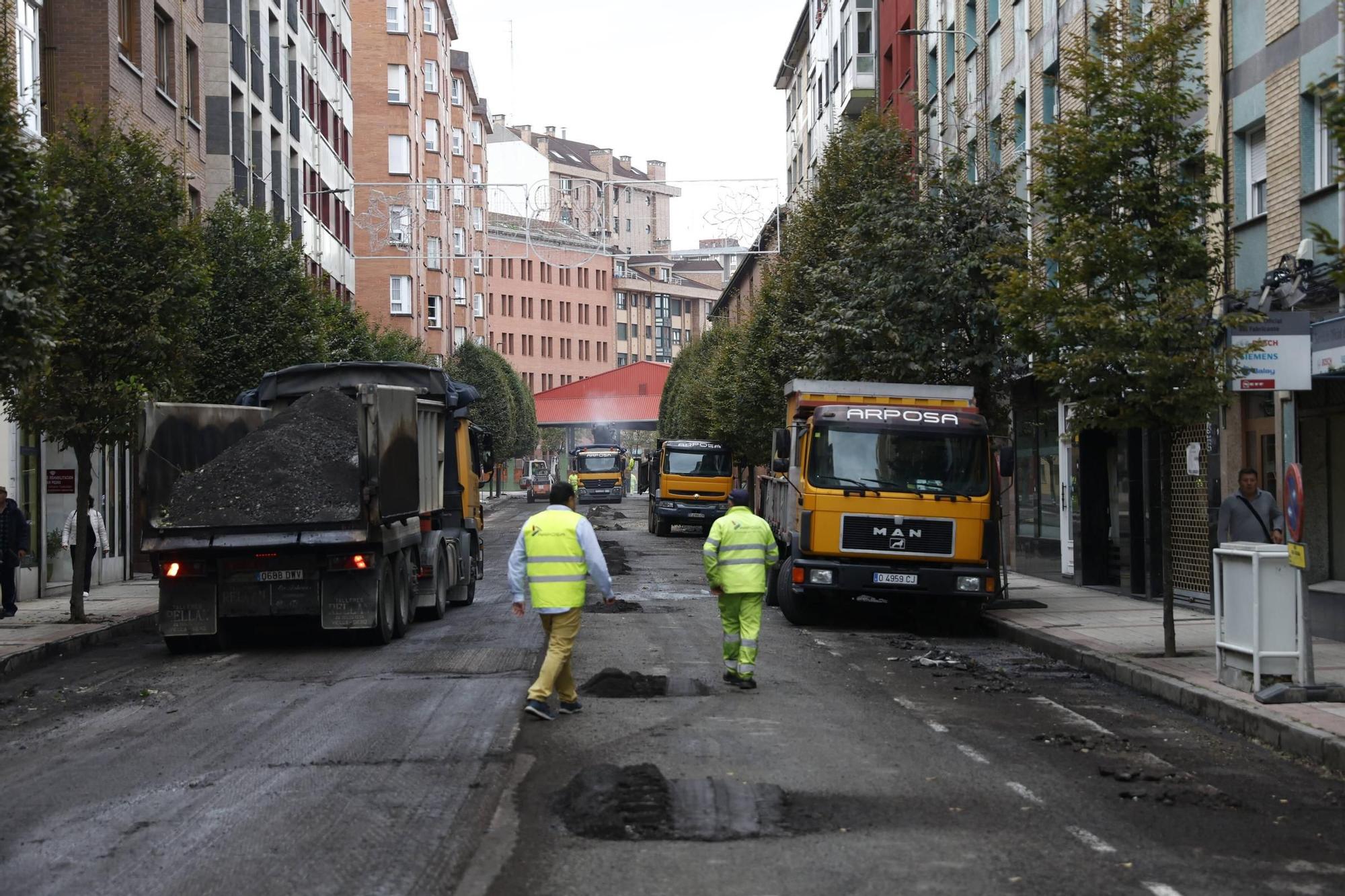 Arranca la renovación del pavimento en la calle Eleuterio Quintanilla de El Llano (en imágenes)