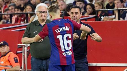 Fermín se abraza con Xavi tras marcar en Sevilla