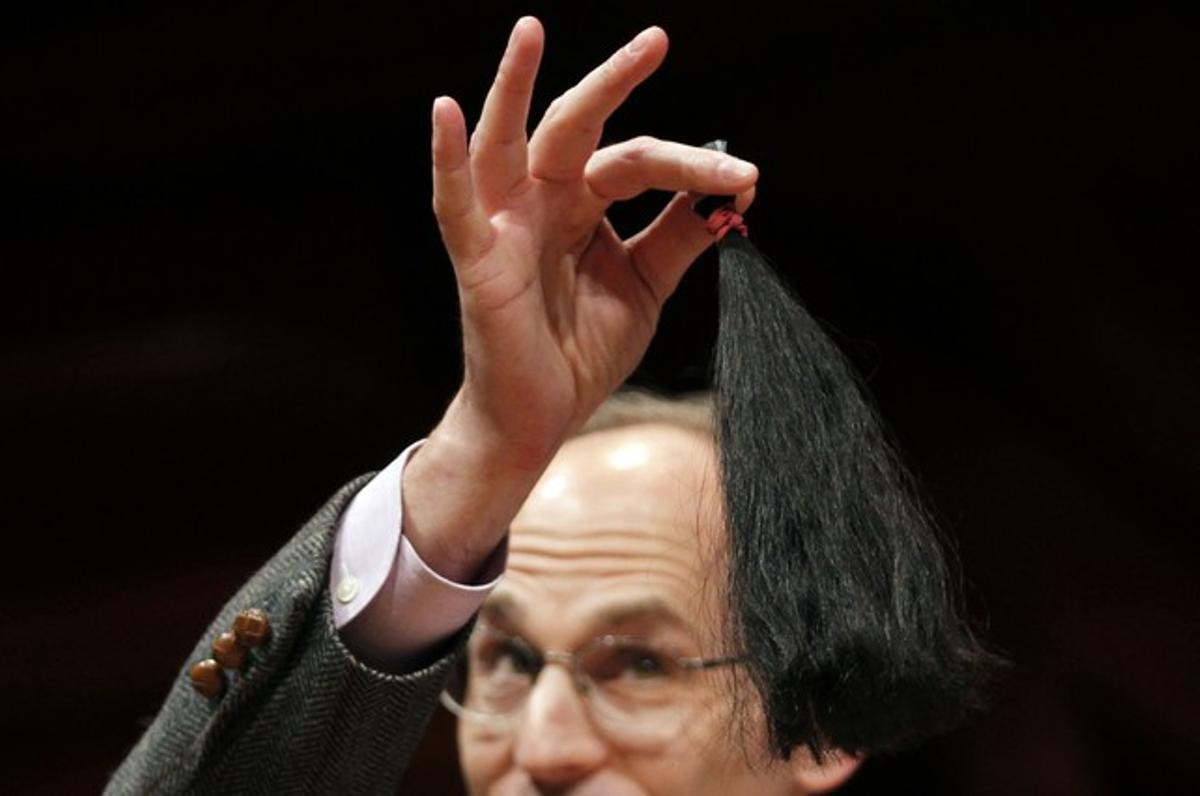 El científic Patrick Warren demostra la seva equació de la cua durant l’entrega dels Ig Nobel, dijous, a la Universitat de Harvard. El científic Patrick Warren demostra la seva equació de la cua durant l’entrega dels Ig Nobel, dijous, a la Universitat de Harvard.