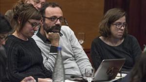 Los diputados de la CUP Mireia Vehí, Benet Salellas y Eulàlia Reguant en la comisión de investigación sobre el supuesto financiamiento irrergular de CDC en marzo.
