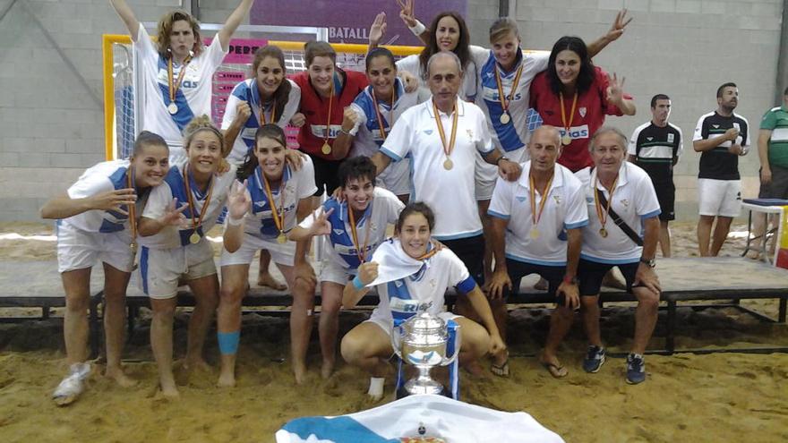 Las componentes del equipo gallego, con el trofeo.