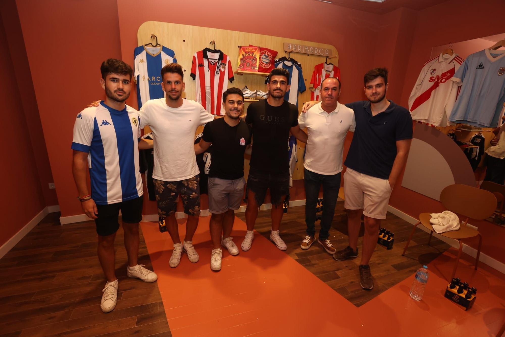 Firma de los jugadores Hércules en el espacio Aribarca Pop-Up Store