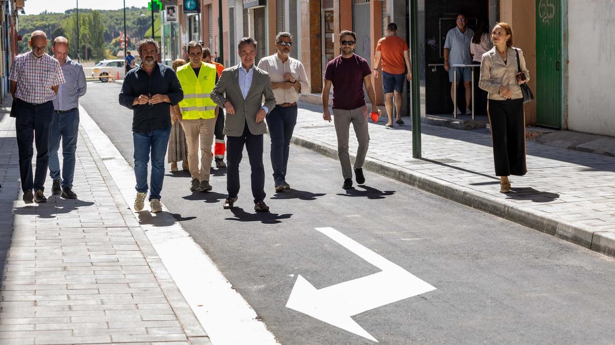 La calle Escuelas reabre al tráfico tras meses en obras en Zaragoza.