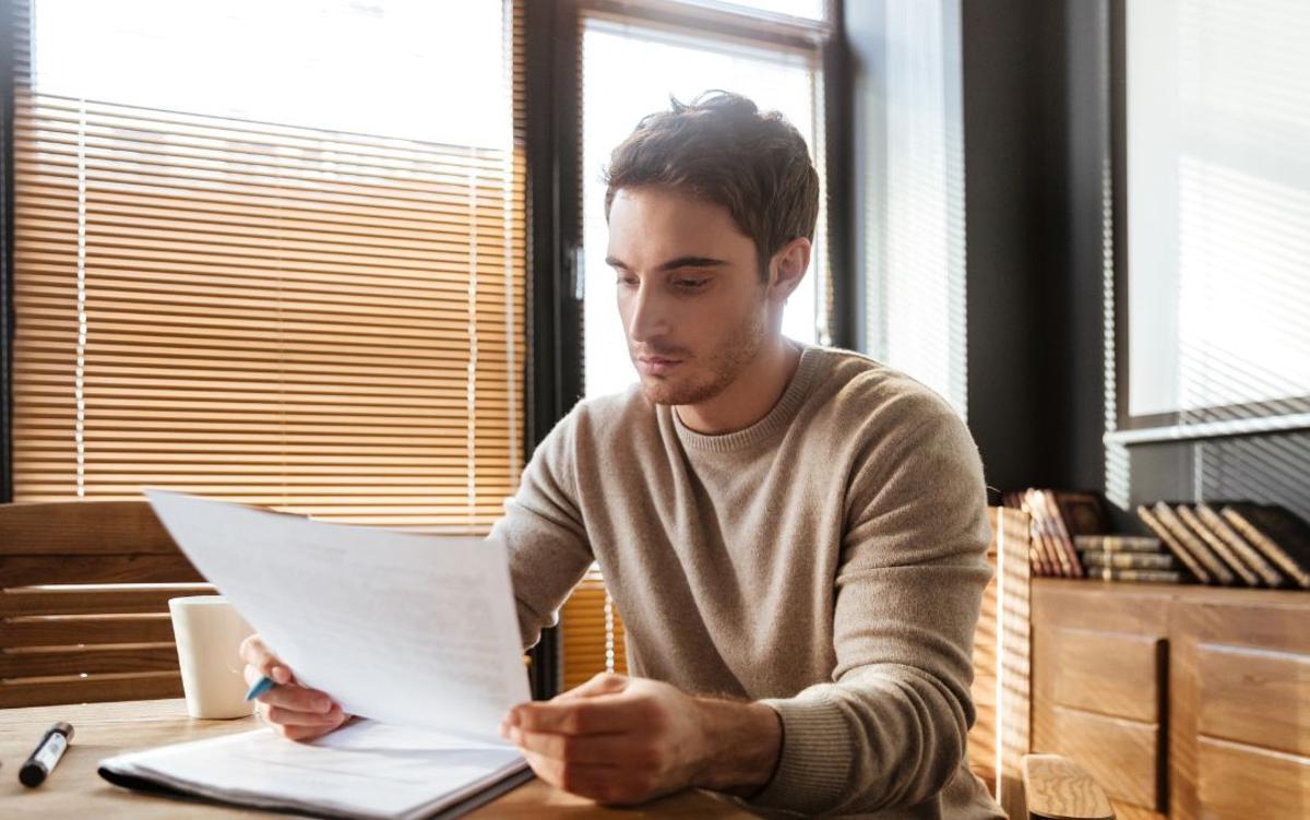 Un joven revisando su nómina.
