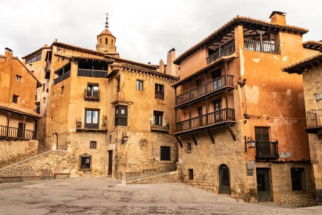Bard IA - Plaza de Albarracín, conjunto de casas típicas