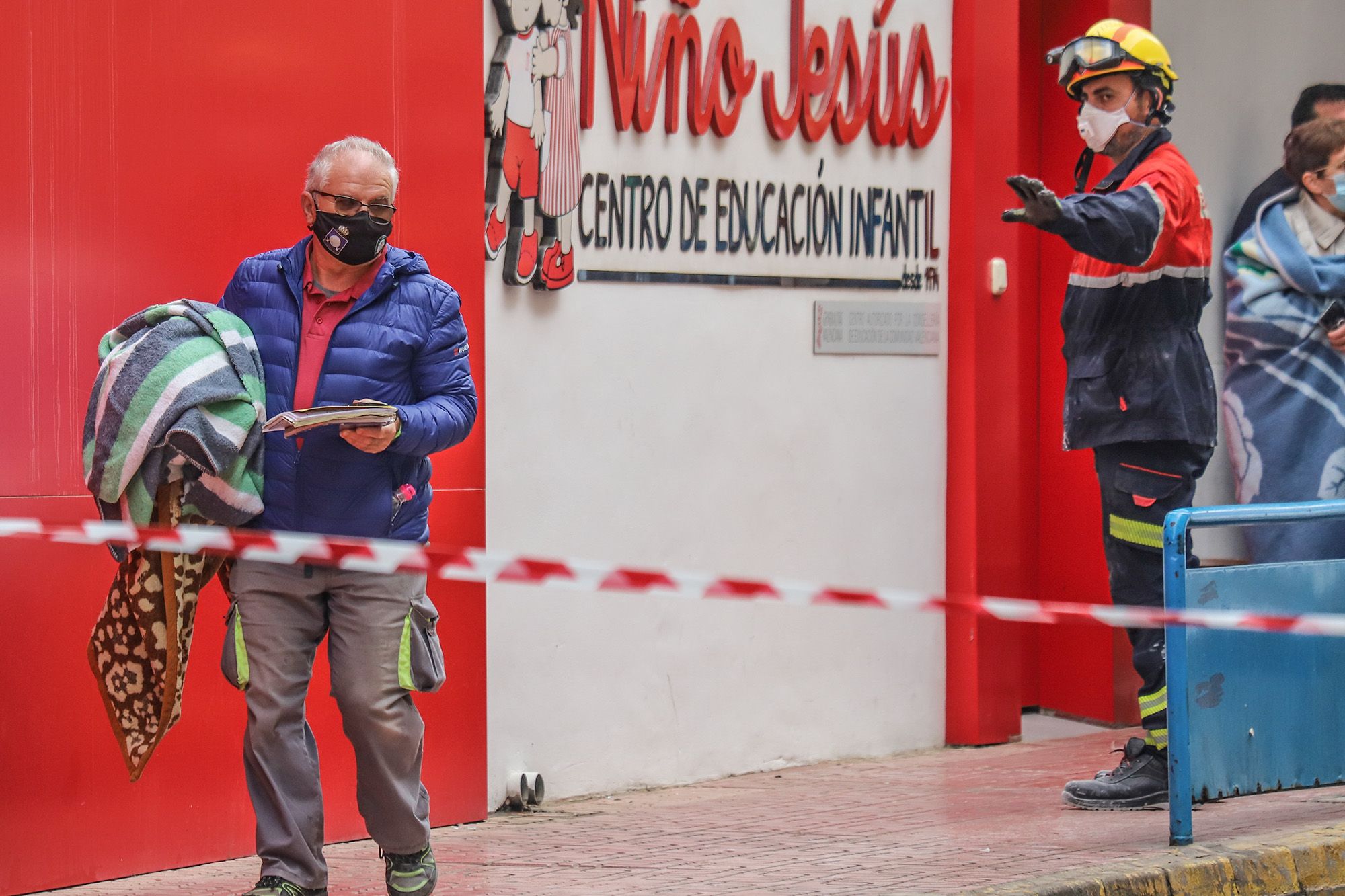 Una gran explosión destroza un edificio de Torrevieja