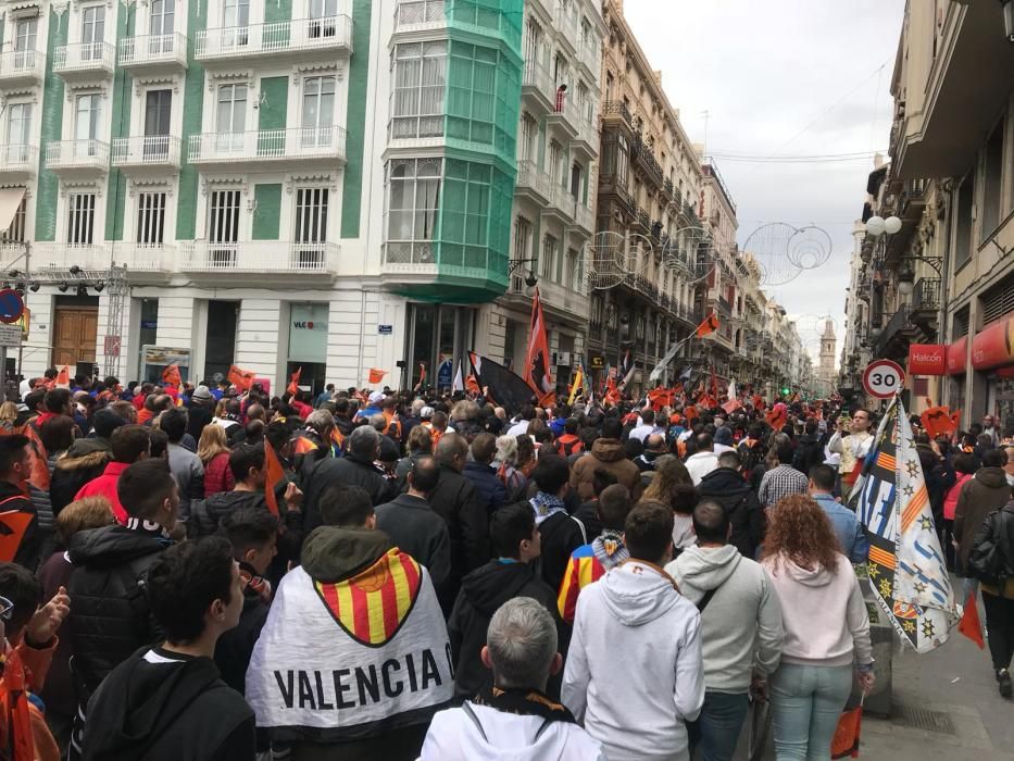 Momentos de la marcha cívica por el centenario del Valencia CF.