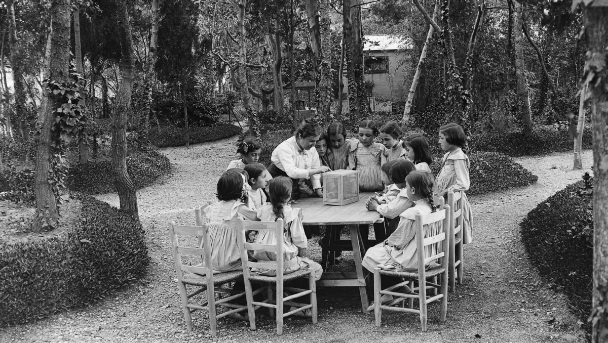 Una clase de Ciencias Naturales en la Escola del Bosc en 1914.