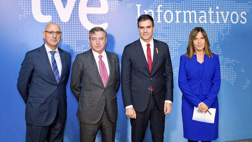 Pedro Sánchez con el equipo de TVE de su entrevista