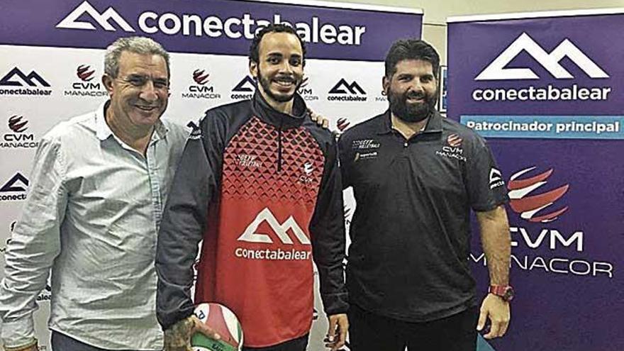 Thiago, junto al presidente Mesquida y el tÃ©cnico Febrer.