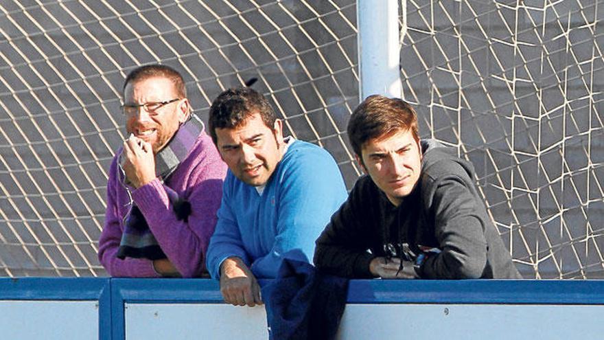 Javi Herreros (en el centro, de azul) dirigirá al equipo hoy en Toledo.