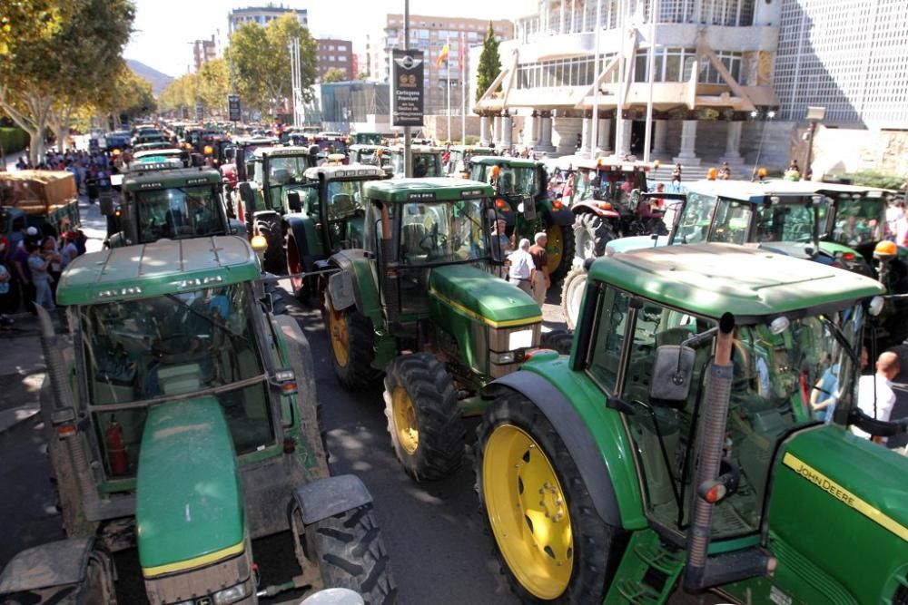 Protesta de agricultores en la Asamblea Regional