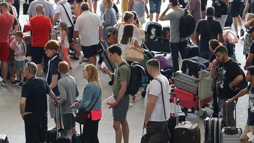 Turistas en el aeropuerto de Málaga.