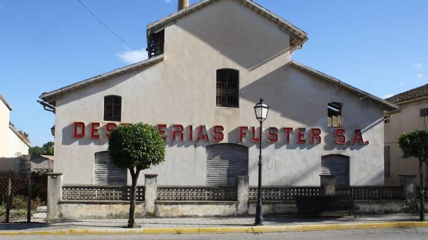 El futuro de la vieja destilería de Feliciano Fuster sigue en el aire.