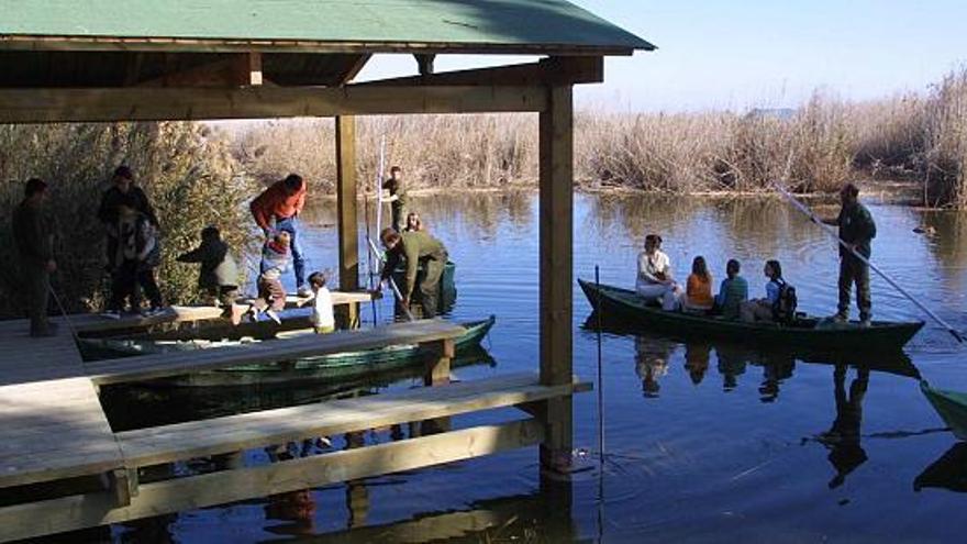 El parque natural de El Hondo, además de ser un embalse regulador y zona de nidificación de aves, acoge un centro de recepción de visitantes.