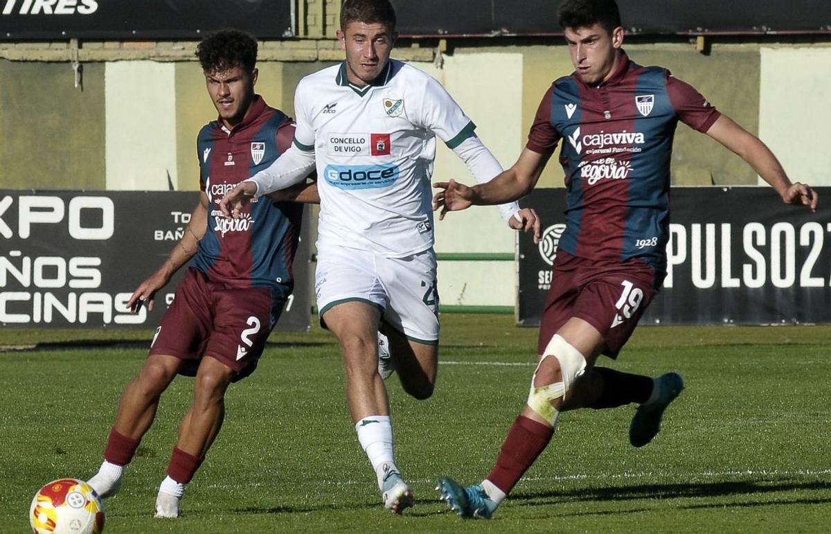 Hugo Losada, del Coruxo, persigue el balón entre Iker y René. | Gimnástica Segoviana